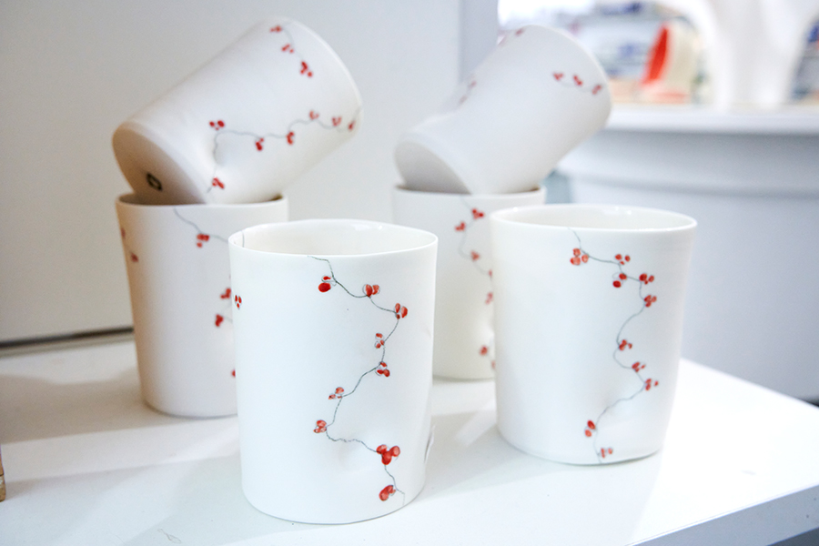 Sylvie Lorne petite tasse en porcelaine dans la galerie argilla à aubagne